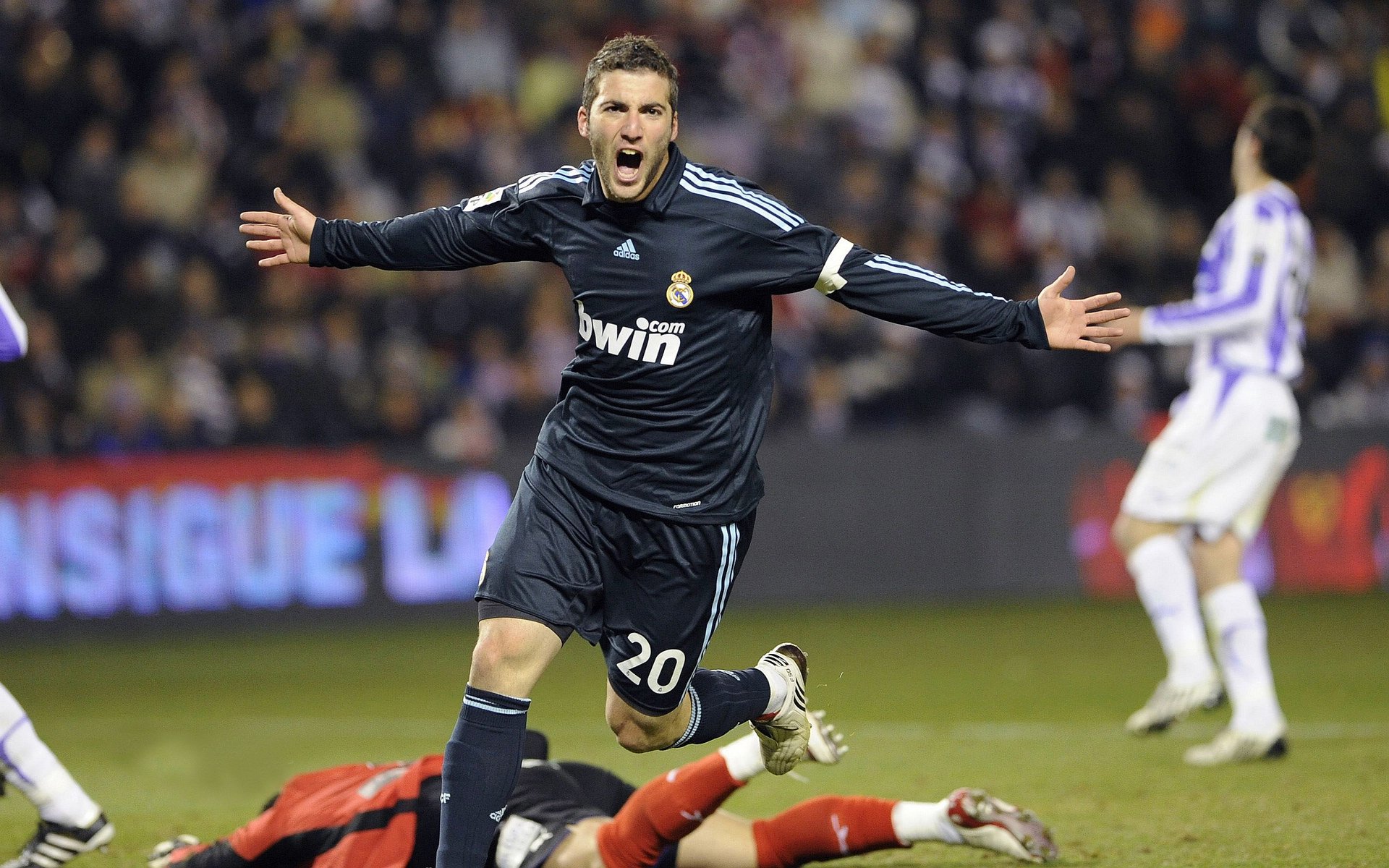 胡金秋手感滚烫，带领洛杉矶快船惊险战胜菲尼克斯太阳，赛后一句话霸气侧漏