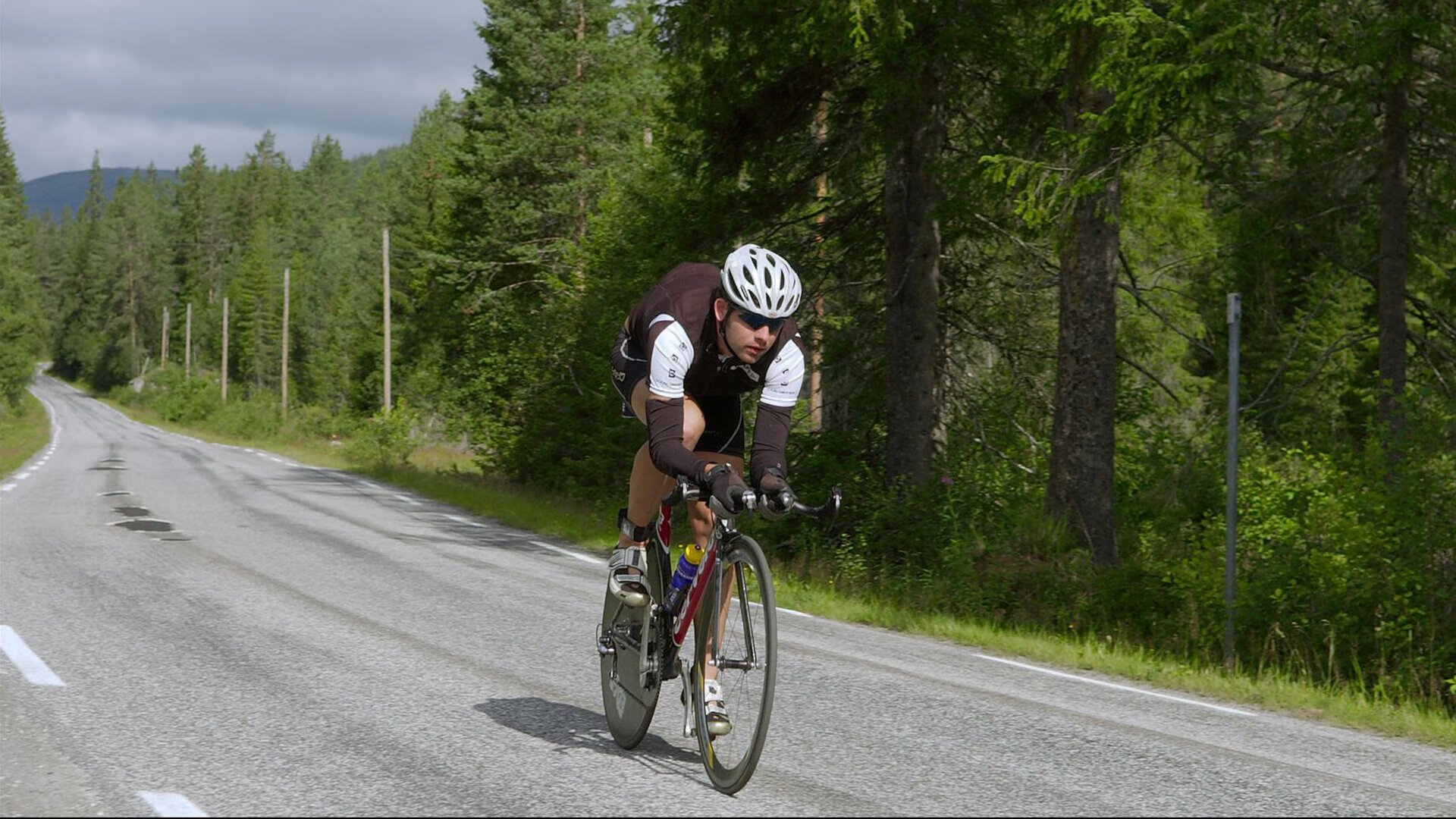 浓眉哥在掘金比赛中精彩发挥，爆冷引发热议！